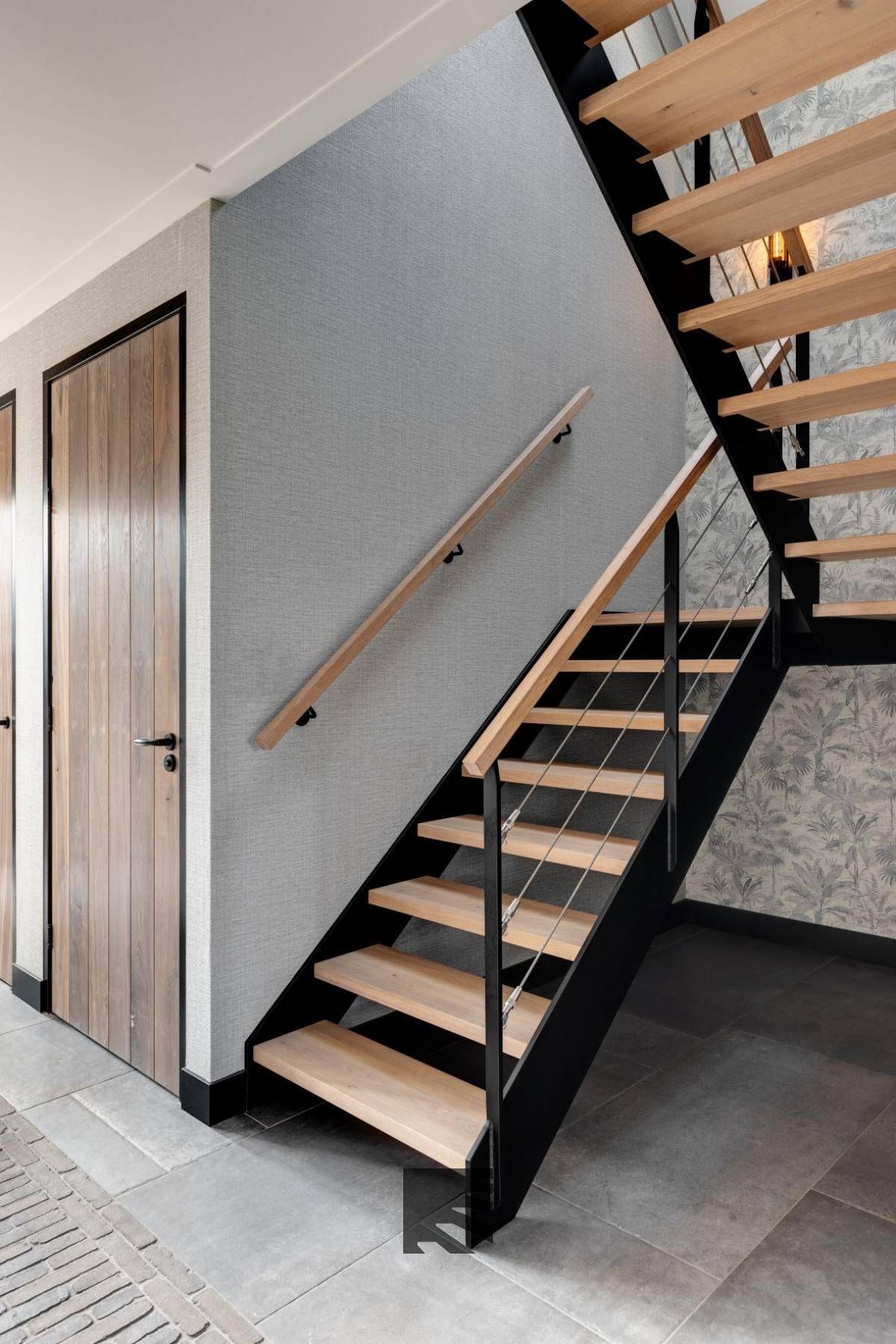 stalen trap met houten treden