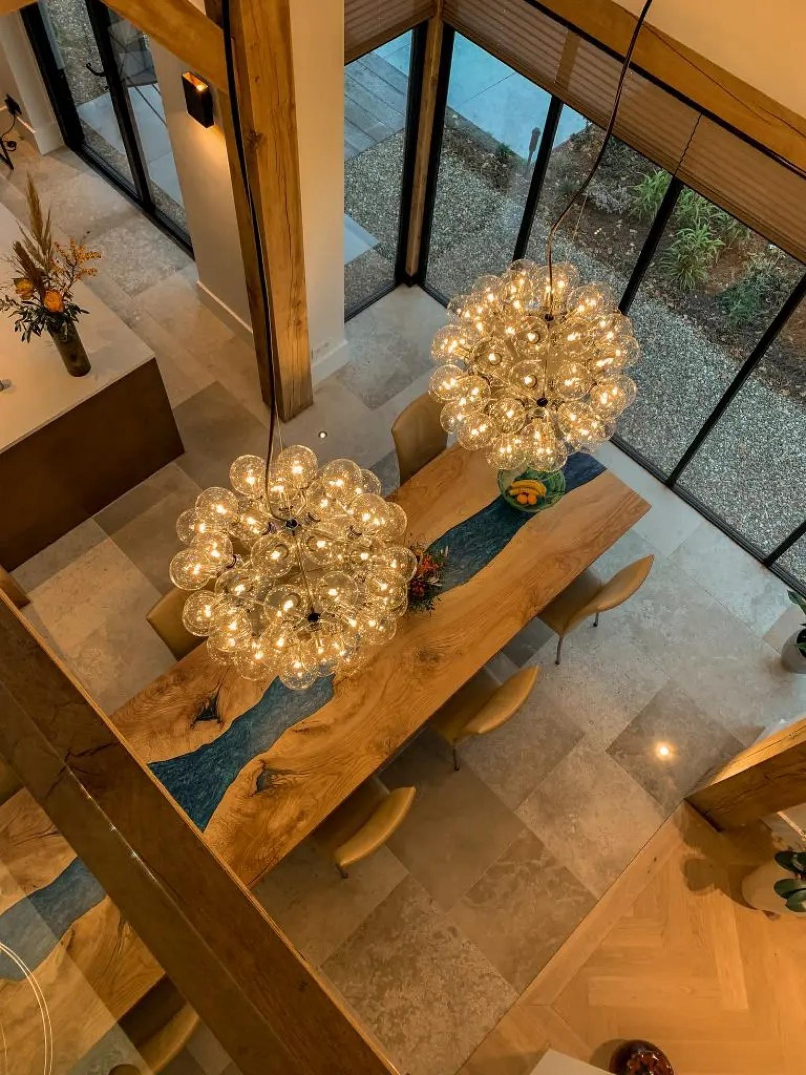 Eiken tafel met kroonluchters