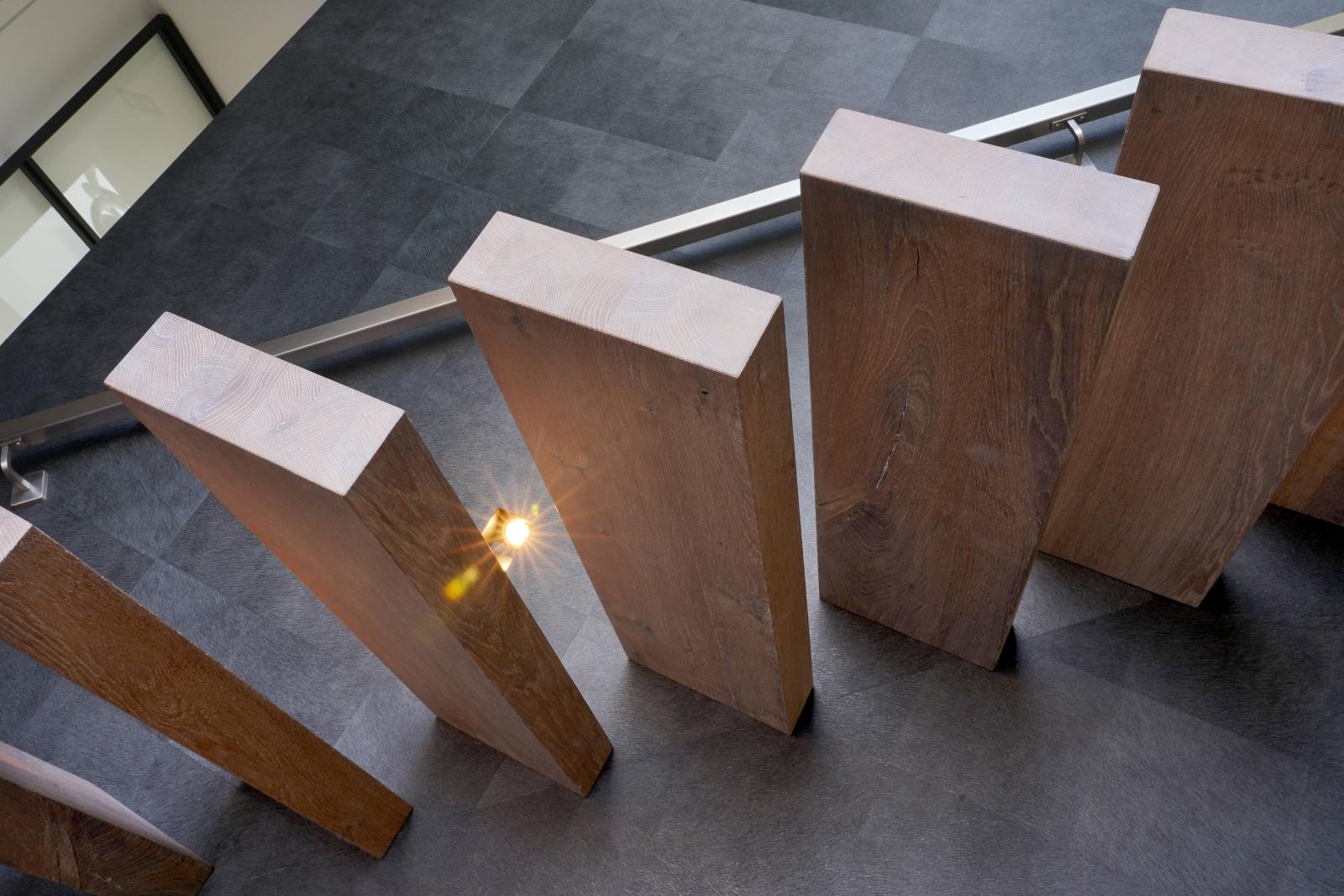 Houten treden met noesten