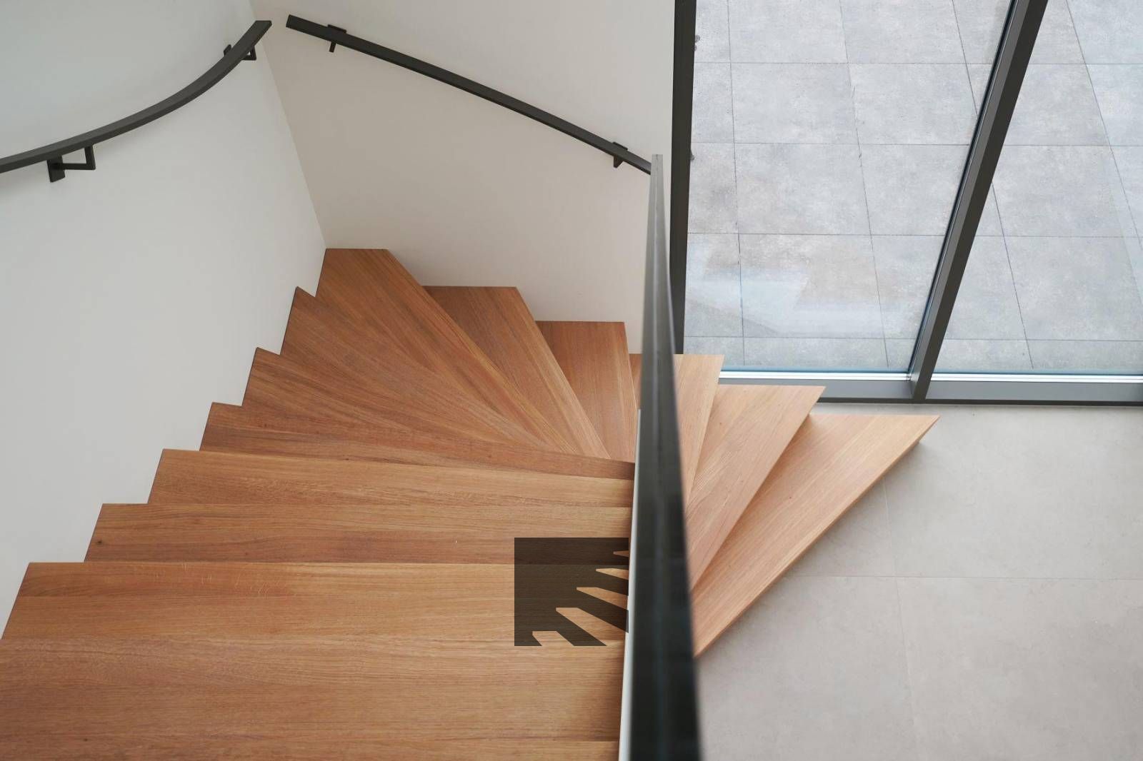 trap van glas staal en hout