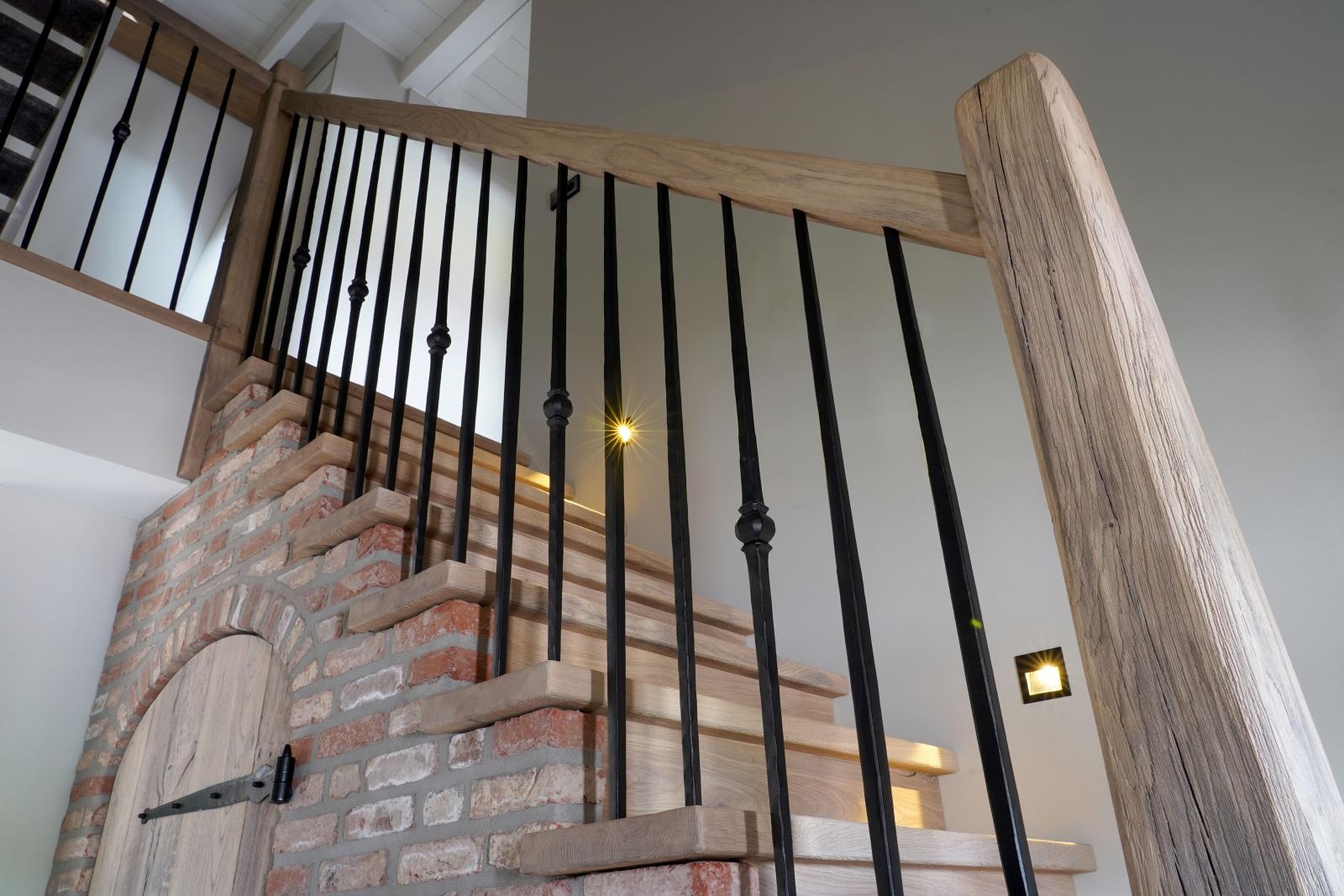 Trap met smeedijzer hekwerk