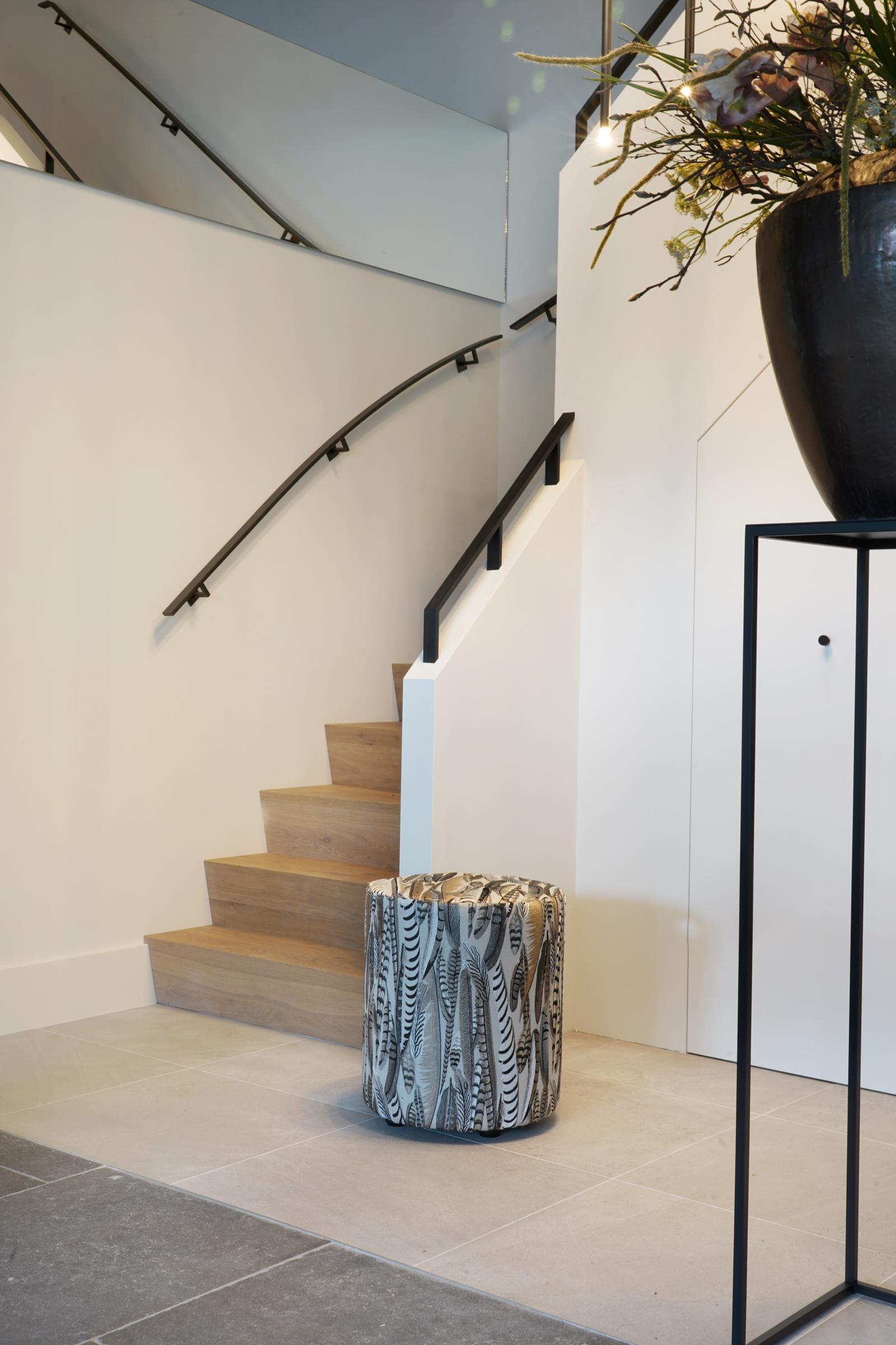 Trap met stalen leuning