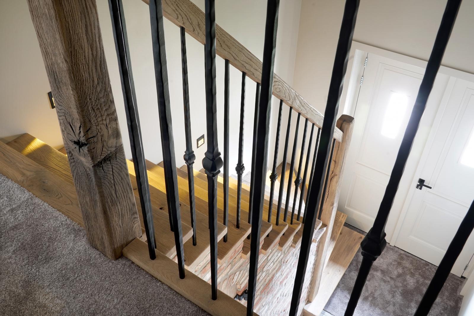 Trap met stalen spijlen