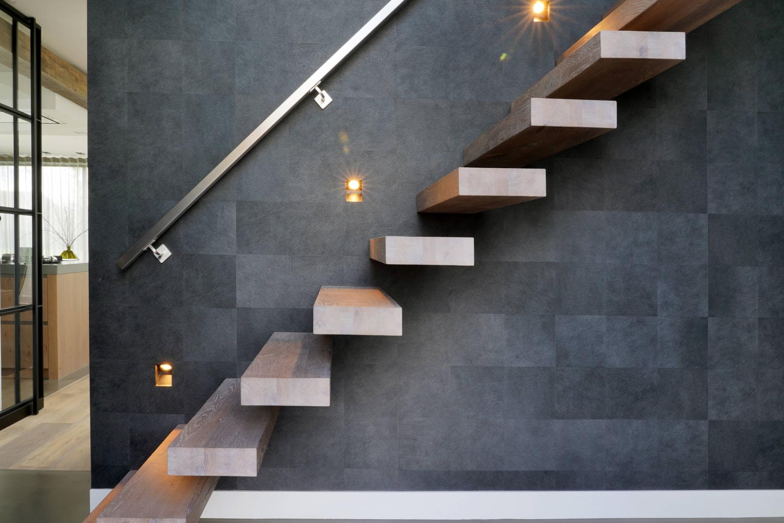 Zweeftrap met mooie wand